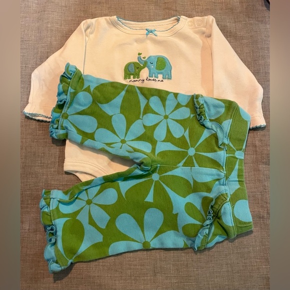 Carter's Other - Adorable “Mommy Loves Me” 2-piece set.